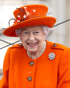 Чудеса самоиронии: Елизавета II умеет шутить над своим небольшим ростом