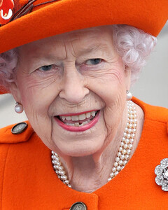 Елизавета II смотрит сериал «Корона», чтобы убедиться в правдивости представленных фактов