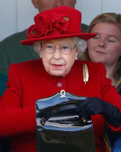 Перочинный нож, собачий корм, зеркальце и кроссворд — странное содержимое сумочки Елизаветы II