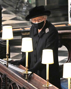 Трогательная и одинокая — как королева Елизавета II проводила своего мужа в последний путь