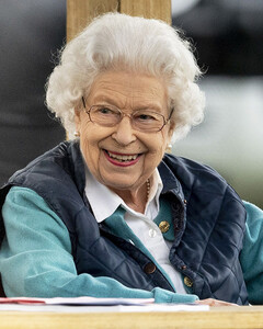 Королева Елизавета II устала бояться COVID-19