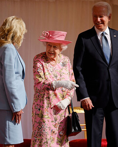 Байден сравнил с матерью, а Трамп нарушил протокол: чем отличаются визиты президентов к Елизавете II