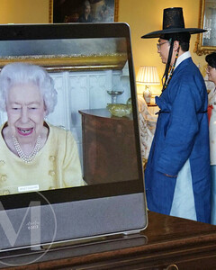 Елизавета II вернулась в строй и вышла на связь после выписки из больницы