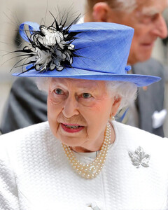 Елизавета II может пропустить поминальную службу по принцу Филиппу, чтобы не появляться на публике в инвалидной коляске