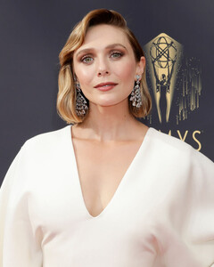 Красота в простоте: кто создал ангельское платье Элизабет Олсен для премии «Эмми-2021»?