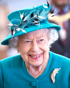 Почему Елизавета II редко использует своё полное имя?