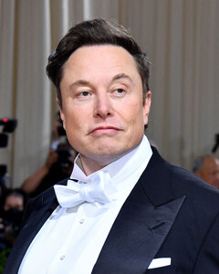 Илон Маск объявил, что наконец-то купил Twitter и провозгласил себя шефом