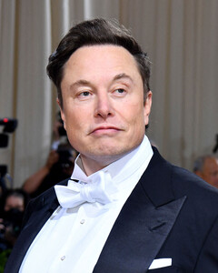 Илон Маск распродаёт акции Tesla на всякий случай