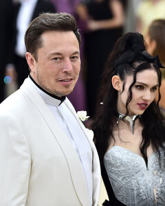 Илон Маск и Граймс впервые показали сына по имени X Æ A-12