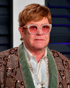 Элтона Джона госпитализировали