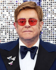 Элтон Джон обвинил Ватикан в лицемерии по отношению к однополым парам