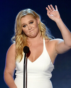 Актриса Эми Шумер призналась, что так и не научилась готовить на своём кулинарном шоу