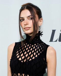 Эмили Ратаковски вернулась на красную дорожку Variety в дерзком и соблазнительном образе