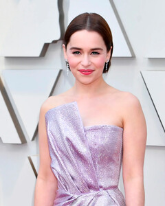 «Я определённо не была готова»: Эмилия Кларк назвала свой дебют на Бродвее «катастрофическим провалом»