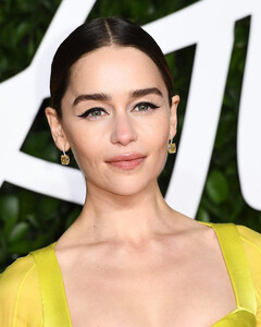 Эмилия Кларк не желает соответствовать стандартам красоты, но пользуется кремами от морщин