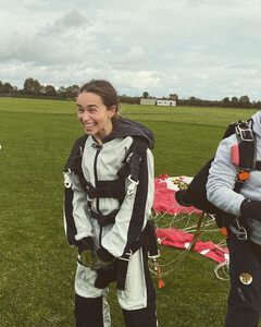 Эмилия Кларк прыгнула с парашютом