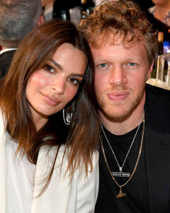 Не всё так гладко: появились слухи о расставании Эмили Ратаковски с мужем