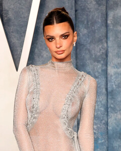 «Часть меня всё ещё боится мужчин»: Эмили Ратаковски о свиданиях после расставания с мужем