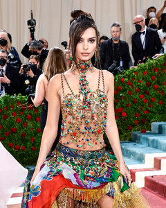 Цыганский шик: Эмили Ратаковски в винтажном платье Versace на Met Gala 2022