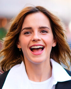 Поклонники в шоке от бросающего вызов гравитации платья Эммы Уотсон