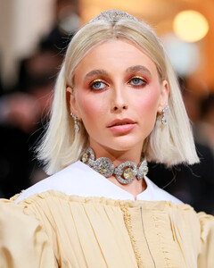 Краденное в 1948 году Cartier нашлось! Ютубер Эмма Чемберлен появилась на Met Gala 2022 в давно пропавшем ожерелье Махараджи