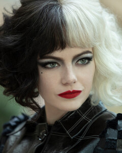 Эмма Стоун говорит, что из-за запрета Disney на курение ей было сложнее играть Круэллу