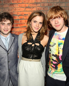 «Мы — семья»: Эмма Уотсон не смогла сдержать слёз во время воссоединения с учениками Хогвартса