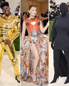 Лошадиная голова и золотые доспехи: выбираем самые эпатажные наряды Met Gala 2021