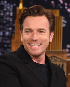 В сериале «Холстон» Юэн Макгрегор играл в постельных гей-сценах без дублёра