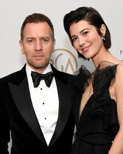 Счастливы вместе: Юэн МакГрегор и Мэри Элизабет Уинстэд пришли на Премию гильдии продюсеров Америки