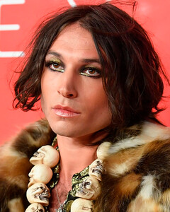 Эзру Миллера обвиняют в избиении и развращении девушки-подростка