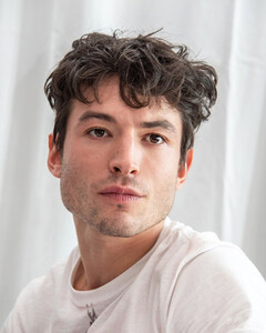 Пошёл по накатанной: Эзру Миллера арестовали за то, что он бросил стул в женщину