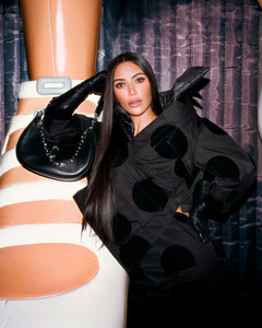 Владелец Tapestry купил Capri Holdings, а Ким Кардашьян стала лицом Marc Jacobs