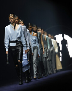 Дань уважения Карлу Лагерфельду и трансформации: какой вышла новая коллекция Fendi сезона осень — зима 2023/24