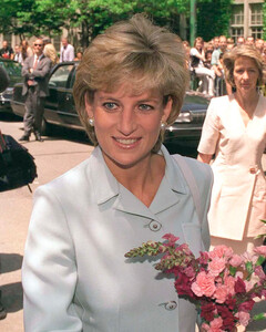 Молода и застенчива: опубликовано видео первого публичного появления 19-летней принцессы Дианы