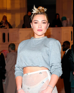 Флоренс Пью надела «голую» юбку на Неделе моды в Париже