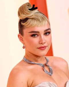 «Я не пытаюсь скрыть целлюлит»: Флоренс Пью рассказала, как она приняла своё тело