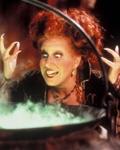 Героини фильма «Фокус-покус» «поколдовали», чтобы вдохновить людей прийти на выборы