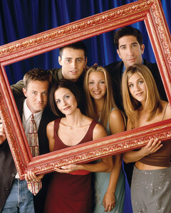 «Мы все совершенно опустошены»: коллеги Мэттью Перри по сериалу «Друзья» прокомментировали его кончину