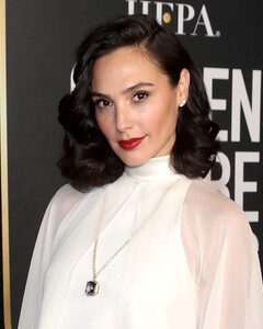 Галь Гадот пытается успокоить фанатов после того, как поддержала Израиль