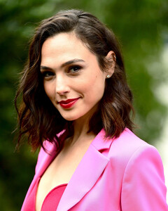 Галь Гадот рассказала, как бросила курить