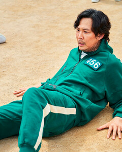 Создатель «Игры в кальмара» Хван Дон Хёк просит фанатов не воспринимать реалити-шоу на его основе «слишком серьёзно»