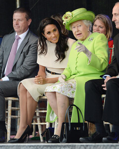 Гарри и Меган ушли из семьи. Что сказала королева?