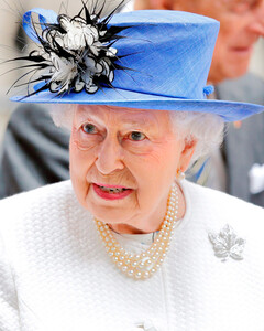 Гарри оказался прав: безопасность королевы была нарушена злоумышленником в одежде священника, проникнувшего во дворец