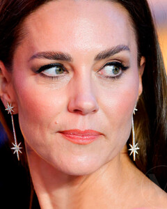 Где купить аналоги серёжек в виде звёзд как у Кейт Миддлтон, в которых она сияла на премьере фильма «Топ Ган: Мэверик»?