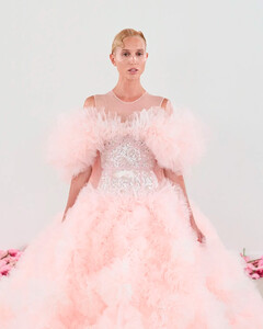 5 моментов, которые нужно знать о кутюрном показе Giambattista Valli сезона осень 2023