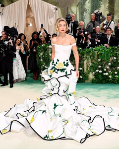 Джиджи Хадид предстала в образе королевы цветов по случаю Met Gala 2024