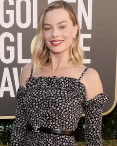 Лучшие образы онлайн-церемонии «Золотой глобус 2021»