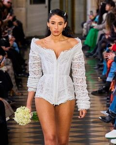 Внучка Вивьен Вествуд вышла на подиум в знак уважения к покойной звезде моды