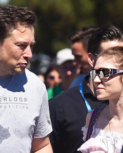 Граймс обвинила Илона Маска в скупости и жадности: «Он спит на матрасе с дырой и экономит на еде»